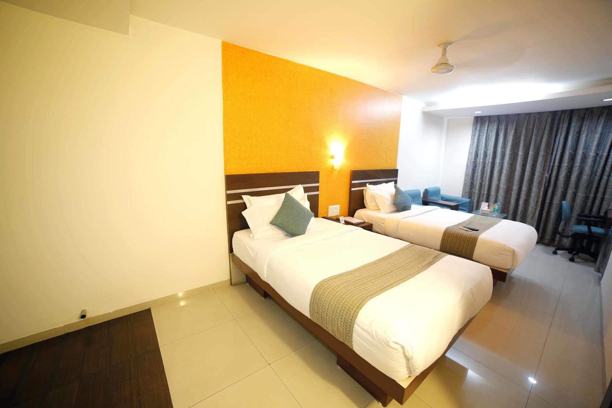 Best Western Yuvraj Surat Exterior foto